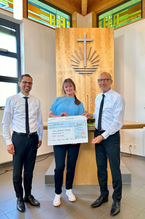 Die Spendenübergabe an Tanja Kranz vom Hegau-Jugendwerk (Bildmitte) in der Neuapostolischen Kirche in Gailingen erfolgte durch den Gailinger Gemeindevorsteher Michael Eck (re. im Bild) und durch den für den Kirchenbezirk Tuttlingen verantwortlichen Bezirksvorsteher Jochen Hübner (li im Bild). Bild: Neuapostolische Gemeinde